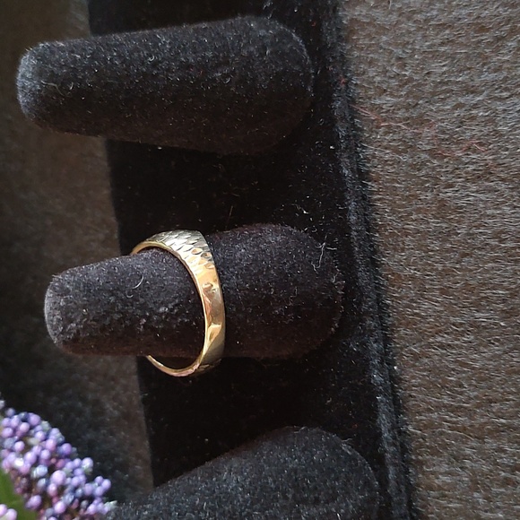 10k Gold Diamond cut Cigar band ring - Picture 2 of 5